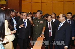 Thủ tướng Nguyễn Xuân Phúc và Thủ tướng Campuchia Hun Sen gặp gỡ nhân dân Bình Dương 